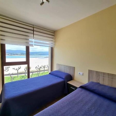 Vivienda de tres dormitorios en primera línea de playa Foz Exterior foto
