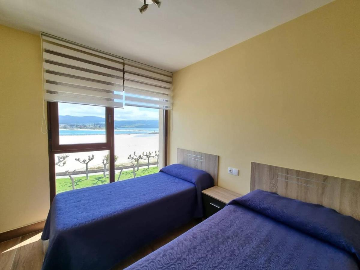 Vivienda de tres dormitorios en primera línea de playa Foz Exterior foto