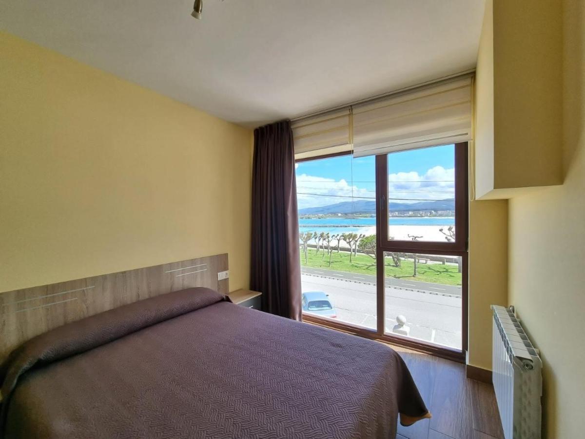 Vivienda de tres dormitorios en primera línea de playa Foz Exterior foto