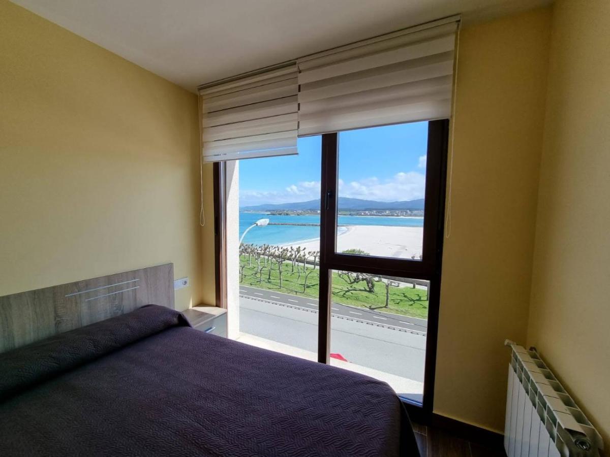 Vivienda de tres dormitorios en primera línea de playa Foz Exterior foto