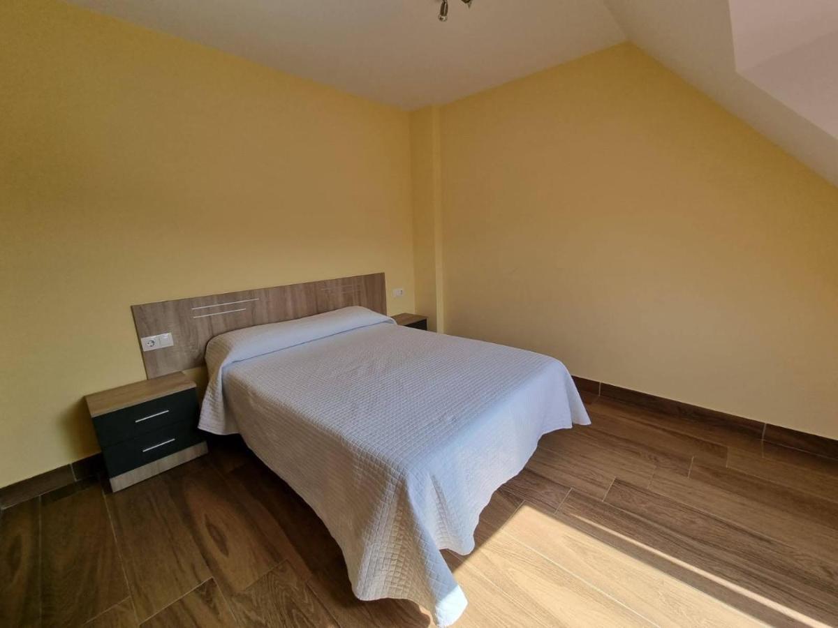 Vivienda de tres dormitorios en primera línea de playa Foz Exterior foto