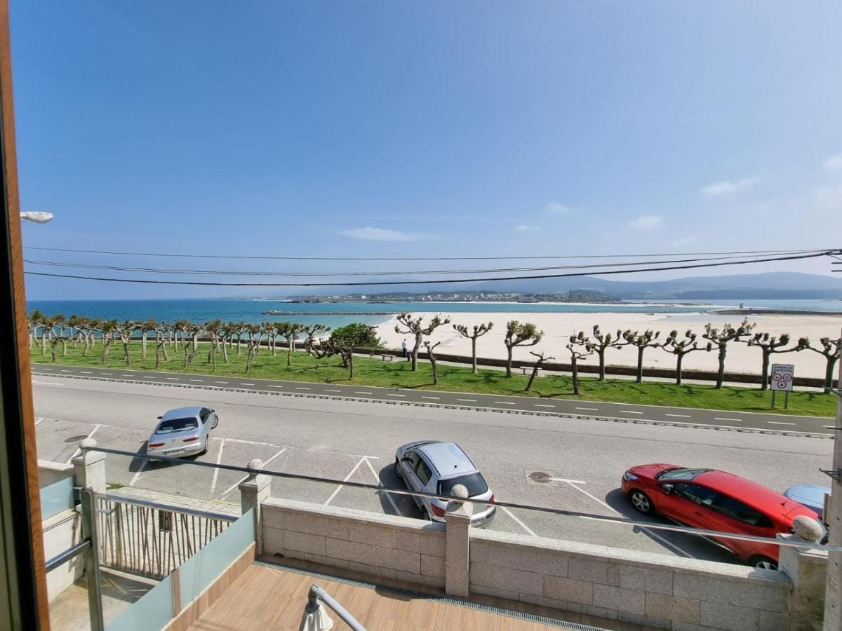 Vivienda de tres dormitorios en primera línea de playa Foz Exterior foto