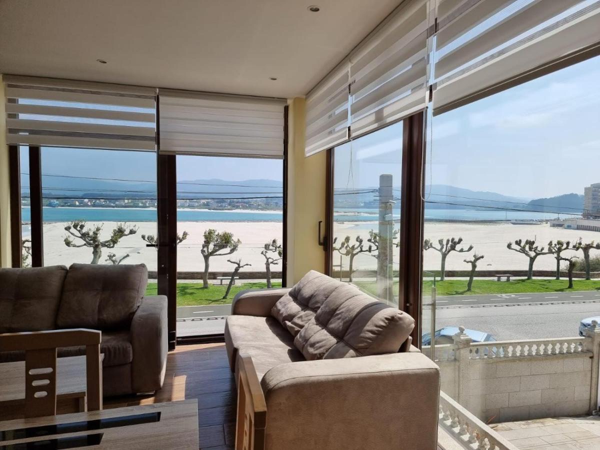 Vivienda de tres dormitorios en primera línea de playa Foz Exterior foto