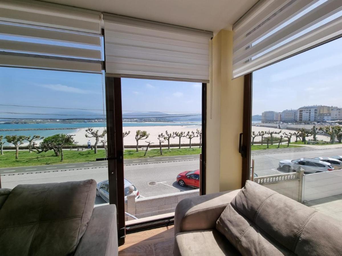 Vivienda de tres dormitorios en primera línea de playa Foz Exterior foto