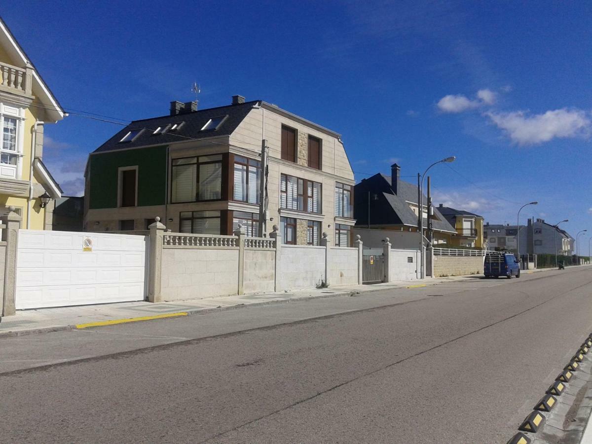 Vivienda de tres dormitorios en primera línea de playa Foz Exterior foto